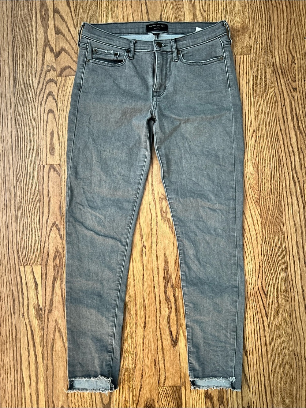 Banana Republic Mid Rise Grey Skinny Fit Denim Jeans. Size 27/4